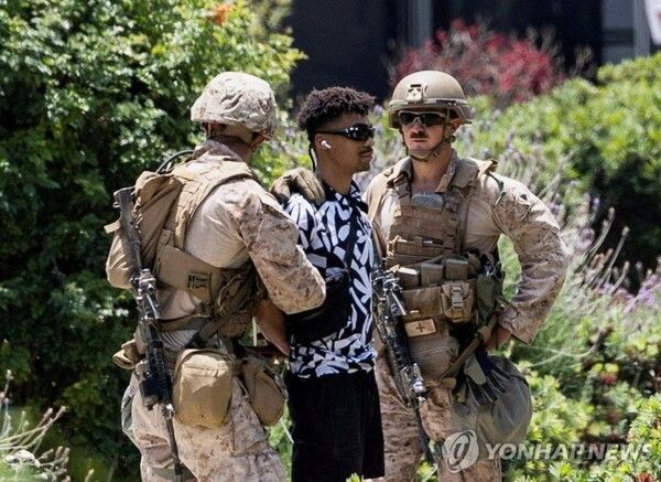 미 해병대가 민간인을 체포하는 모습 [사진=로이터=연합뉴스]