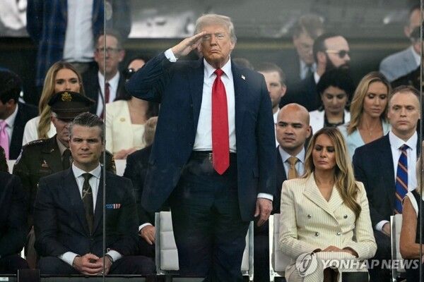 14일(미 현지시간) 행진하는 군에 경례하는 트럼프 미국 대통령 [사진=AFP=연합뉴스]