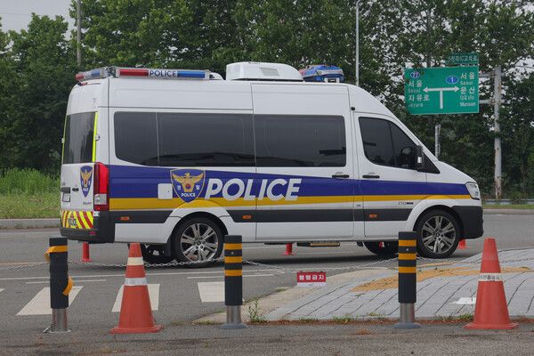 정부가&nbsp;대북&nbsp;전단 살포 예방 및 처벌 대책을 논의 중인 가운데 16일 오후 경기도 파주시 임진각 입구에 경찰 기동대가&nbsp;대북&nbsp;전단 살포 상황을 대비해 대기하고 있다. [사진=연합뉴스]