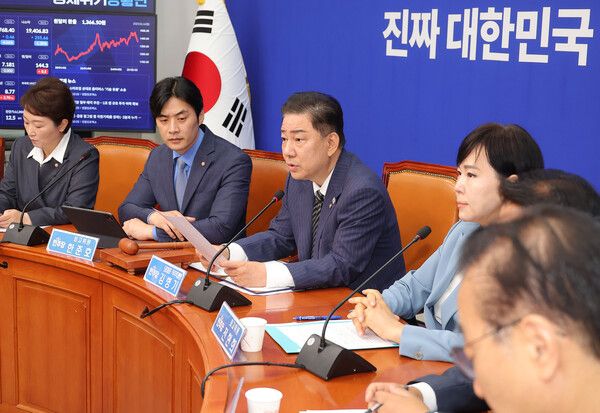 더불어민주당 김병기 당대표 직무대행 겸 원내대표가 16일 국회에서 열린 최고위원회의에 참석해 발언하고 있다. [사진=연합뉴스]