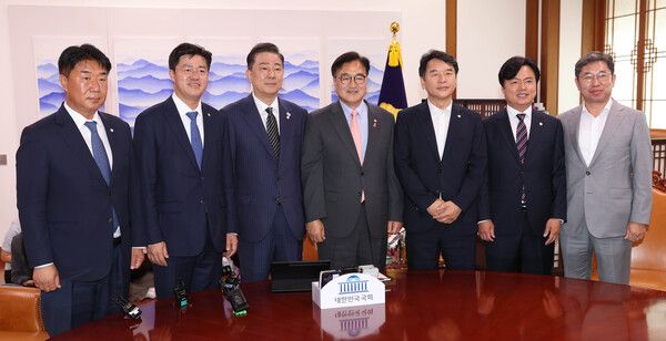 우원식 국회의장(왼쪽 네번째)이 16일 국회 의장실을 예방한 더불어민주당 김병기 당 대표 직무대행 겸 원내대표(왼쪽 세번째)를 비롯한 원내지도부와 기념촬영을 하고있다. [사진=연합뉴스]