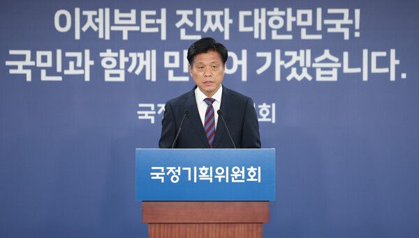 국정기획위원회 조승래 대변인이 17일 서울 종로구 정부서울청사 창성동 별관 내&nbsp;국정기획위&nbsp;기자실에서 브리핑을 하고 있다. 국정기획위원회는 18일부터 20일까지 세종으로 이동해 부처 업무보고를 진행할 예정이다. [사진=연합뉴스]