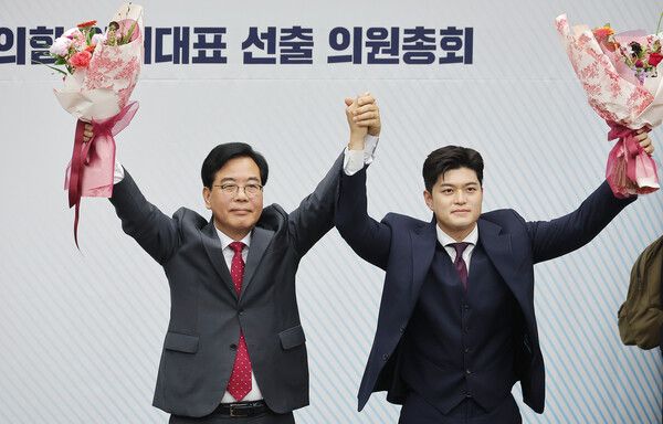 송언석 국민의힘 신임 원내대표와 김용태 비상대책위원장이 당 '개혁'을 위한 첫 발을 떼기도 전에 엇박자를 내고 있다. 지난 16일 원내대표 선출 후 함께 손을 들어보이는 송 원내대표와 김 비대위원장. [사진=연합뉴스]