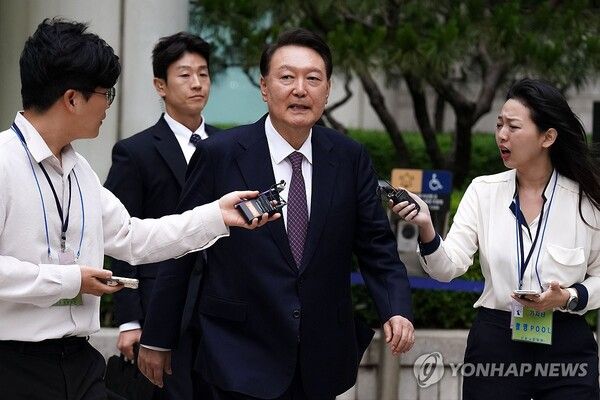 16일 '내란죄' 7차 공판이 열리는 법정 들어서는 윤석열 전 대통령 [사진=연합뉴스]