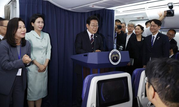 이재명&nbsp;대통령이 16일(현지시간) 주요 7개국(G7) 정상회의 참석을 위해 캐나다 앨버타주 캘거리로 향하며 공군 1호기에서 기자간담회를 하고 있다. [사진=연합뉴스]