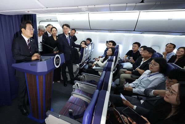 이재명&nbsp;대통령이 16일(현지시간) 주요 7개국(G7) 정상회의 참석을 위해 캐나다 앨버타주 캘거리로 향하며 공군 1호기에서 열린 기자간담회에 참석해 발언하고 있다. [사진=연합뉴스]