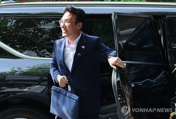 김민석 국무총리 후보자가 17일 서울 종로구 통의동 금융감독연수원에 마련된 청문회 준비단 사무실로 출근하고 있다. [사진=연합뉴스]