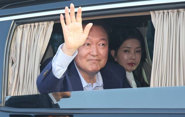 윤석열&nbsp;전 대통령과 김건희 여사가 지난 4월11일 서울 용산구 한남동 관저에서 나와 서초동&nbsp;사저로 향하고 있다. [사진=연합뉴스]