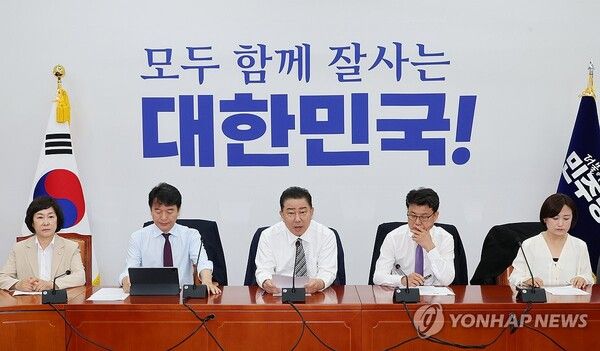 더불어민주당 김병기 당대표 직무대행 겸 원내대표가 17일 서울 여의도 국회에서 열린 원내대책회의에서 발언하고 있다. [사진=연합뉴스]