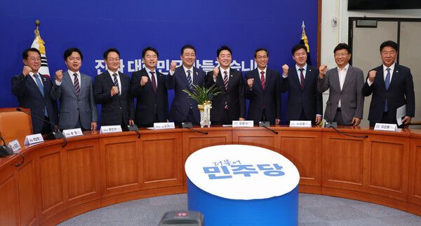 더불어민주당 김병기 당대표 직무대행 겸 원내대표를 비롯한 신임 원내대표단이 17일 서울 여의도 국회에서 대통령실 강훈식 비서실장과 우상호 정무수석을 접견하고 있다. [사진=연합뉴스]