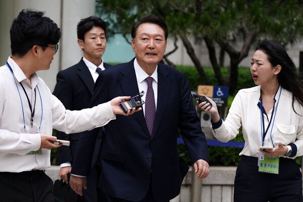 윤석열&nbsp;전 대통령이 16일 서울중앙지방법원에서 열린 내란 우두머리 혐의·직권남용 권리행사 방해 혐의 사건 7차 공판을 마치고 취재진의 질문을 받으며 법원을 나서고 있다. [사진=연합뉴스]