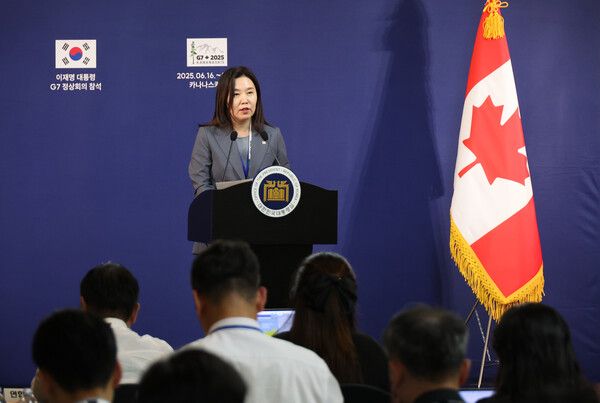 강유정&nbsp;대통령실 대변인이 16일(현지시간) 캐나다 앨버타주 캘거리 한 호텔의 한국 프레스센터에서 이재명 대통령의 주요 7개국(G7) 정상회의 참석 관련 브리핑을 하고 있다. [사진=연합뉴스]