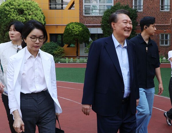 윤석열 전 대통령과&nbsp;김건희&nbsp;여사가 21대 대통령 선거일인 3일 서울 서초구 원명초등학교에 마련된 서초4동 제3투표소에서 투표를 마친 뒤 차량으로 향하고 있다. 김 여사가 언론에 모습을 드러낸 거 이 때가 마지막이다. [사진=연합뉴스]