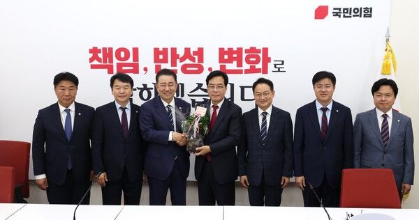 불어민주당 김병기 당 대표 직무대행 겸 원내대표가 17일 서울 여의도 국회에서 국민의힘 송언석 원내대표를 예방해 축하난을 전달하고 있다. 왼쪽부터 더불어민주당 이기헌 원내대표비서실장, 문진석 원내운영수석부대표, 김병기 원내대표, 국민의힘 송언석 원내대표, 허영 정책수석부대표, 박상혁 소통수석부대표, 김현정 원내대변인. [사진=연합뉴스]