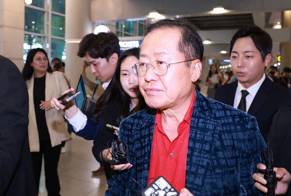 홍준표&nbsp;전 대구시장이 17일 인천국제공항 제1여객터미널을 통해 귀국, 취재진과 인터뷰를 마친 뒤 이동하고 있다. 홍 전 시장은 지난 4월 국민의힘 대선 후보 경선에서 패배한 뒤 탈당하고 미국 하와이에 머물렀다. [사진=연합뉴스]