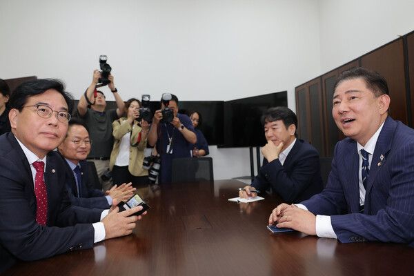 더불어민주당&nbsp;김병기&nbsp;당대표 직무대행 겸 원내대표와 국민의힘&nbsp;송언석&nbsp;원내대표가 18일 추경안 관련 논의를 위해 국회 민주당 원내대표실에서 만나 대화를 나누고 있다. [사진=연합뉴스]