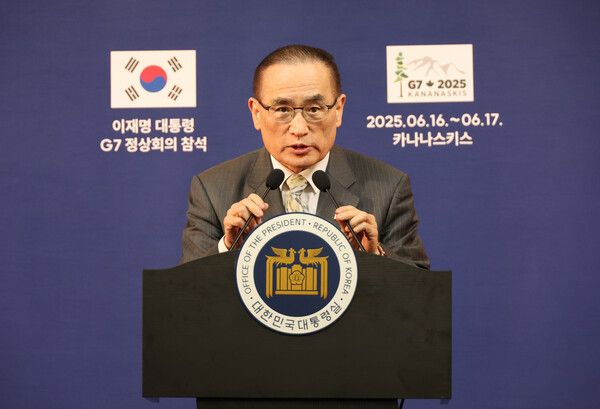 위성락&nbsp;국가안보실장이 17일(현지시간) 캐나다 캘거리의 한 호텔 한국 프레스센터에서 이재명 대통령의 주요 7개국(G7) 정상회의 관련 브리핑을 하고 있다. [사진=연합뉴스]