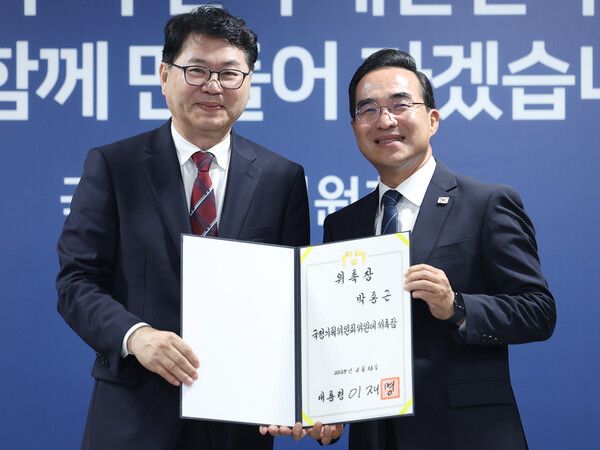 국정기획위원회 이한주 위원장(왼쪽)이 16일 서울 종로구 정부서울청사 창성동 별관에서 열린 출범식에서 기획분과장을 맡은 더불어민주당 박홍근 의원에게 위촉장을 수여한 뒤 기념촬영을 하고 있다.이재명 정부의 대통령직인수위원회 역할을 하는&nbsp;국정기획위에서는 100대 국정과제를 정리하고 과제별로 추진 시점과 목표 등을 정해 '국정운영 5개년 계획'을 마련할 방침이다. [사진=연합뉴스]