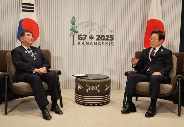 이재명 대통령이 17일(현지시간) 캐나다 앨버타주 캐내내스키스 주요 7개국(G7) 정상회의장에서 이시바 시게루 일본 총리와 한일 정상회담을 하고 있다. [사진=연합뉴스]