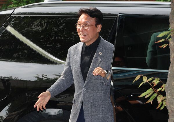 김민석 국무총리 후보자가 18일 서울 종로구 통의동 금융감독연수원에 마련된 청문회 준비단 사무실로 출근하고 있다. [사진=연합뉴스]