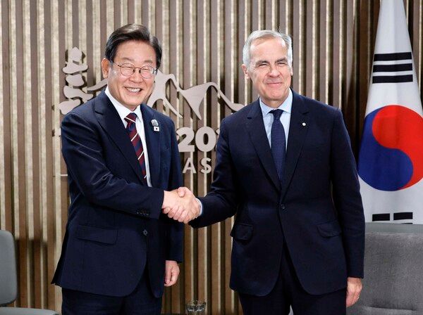 이재명&nbsp;대통령과 마크 카니 캐나다 총리가 17일(현지시간) 캐나다 앨버타주 캐내내스키스 주요 7개국(G7) 정상회의장에서 한·캐나다 정상회담 전 악수하고 있다. [사진=연합뉴스]