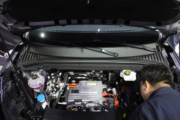 지난 4일 오전 경기도 고양시 킨텍스에서 열린 2025 서울모빌리티쇼 개막식에서 관람객이 중국 전기차 업체 비야디(BYD) 차량 보닛 내부를 살펴 보고 있다. [사진=연합뉴스]