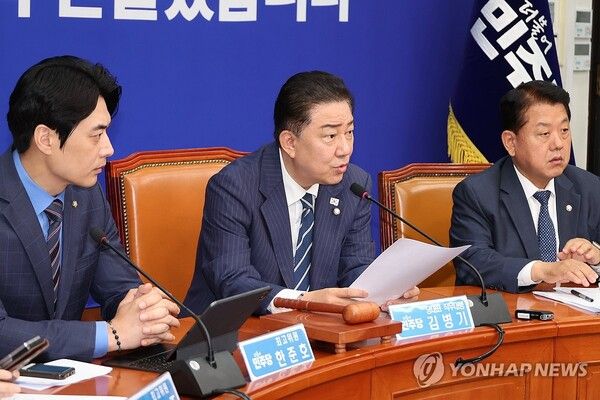 더불어민주당 김병기 당대표 직무대행 겸 원내대표가 18일 서울 여의도 국회에서 열린 최고위원회의에서 발언하고 있다 [사진=연합뉴스]