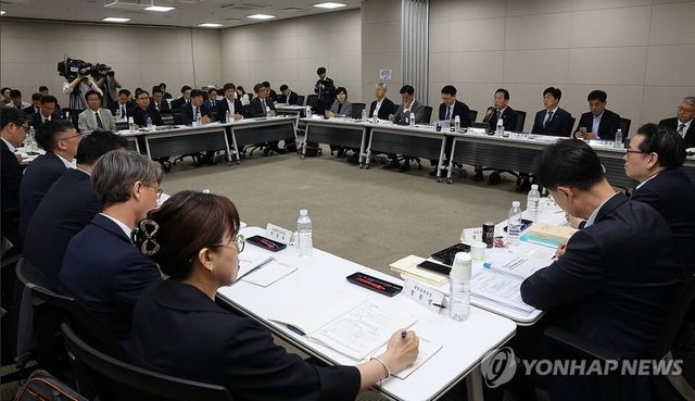 국정기획위원회는 18일 기획재정부와 중소기업벤처부를 대상으로 정부부처 첫 업무보고를 받고 있다. 국정기획위원회 이한주 위원장을 비롯한 경제1분과 위원들이 18일 정부세종컨벤션센터에서 기획재정부 업무보고를 받고 있다. 2025.6.18 [사진=연합뉴스]