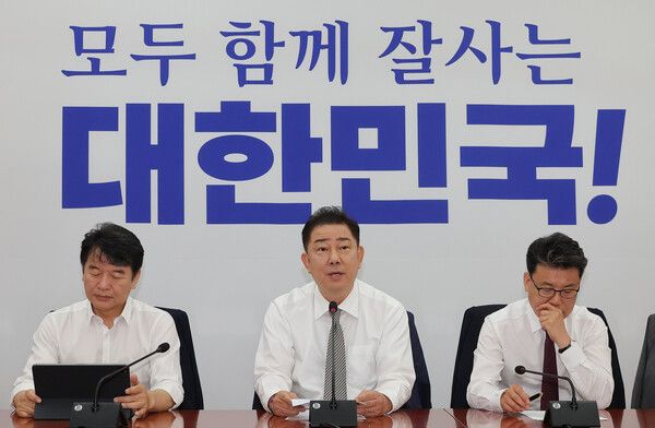 더불어민주당 김병기 당대표 직무대행 겸 원내대표가 19일 서울 여의도 국회에서 열린 정책조정회의에 참석해 발언하고 있다. [사진=연합뉴스]