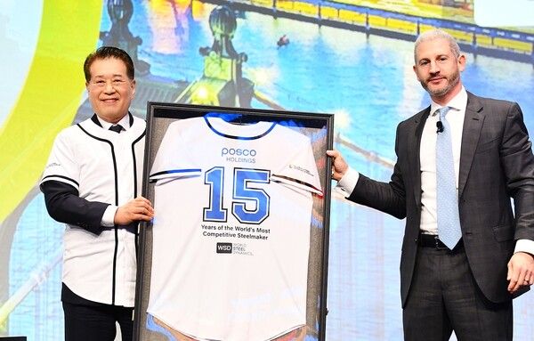 현지 시각 18일 미국 뉴욕에서 열린 WSD 포럼에서 장인화 포스코그룹 회장(사진 왼쪽)이 필립 엥글린(Philipp Englin) WSD CEO로부터 야구복으로 특별 제작한 WSD 명예의 전당 기념액자를 전달 받은 뒤 기념촬영을 하고 있다. / 사진=포스코