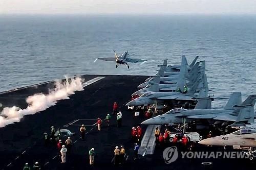 미 항공모함에서 이륙하는 전투기 [사진=AFP=연합뉴스]