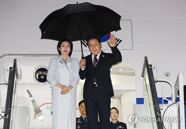 15~17일(현지시간) 캐나다에서 열린 G7정상회의에 참석하고 귀국길 오른 이재명 대통령. 이 대통령은 18일 밤 귀국 직후인 19일 부터 산적한 현안 해결에 들어간다. [사진=연합뉴스]