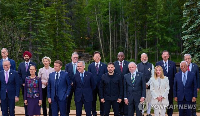 이재명 대통령(뒷줄 가운데)이 17일(현지시간) 캐나다 앨버타주 캐내내스키스 주요 7개국(G7) 정상회의장에서 G7 및 초청국 정상들과 기념촬영을 하고 있다. 2025.6.18 [사진=공동취재=연합뉴스]