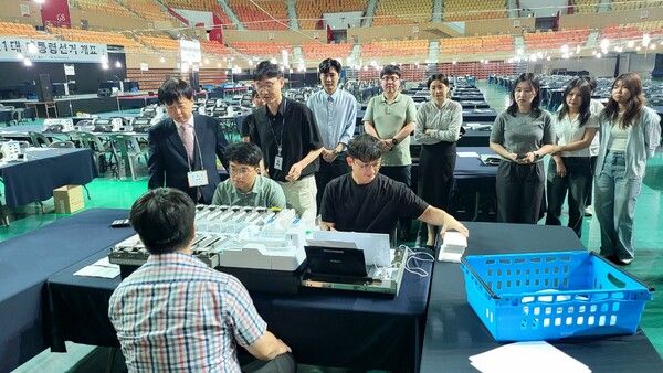 장용기 광주선거관리위원장이 2일 오후 광주 광산구&nbsp;개표소가 마련된 광주여대 체육관에서 투표지분류기 최종 모의시험을 진행하고 있다. [사진=연합뉴스]