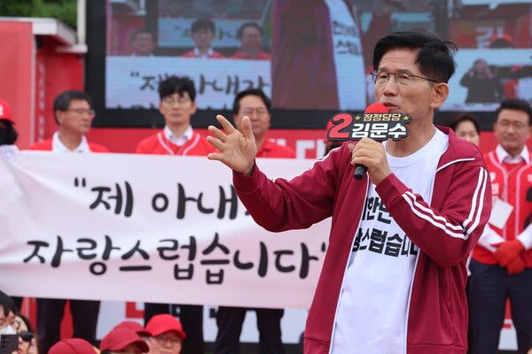 국민의힘&nbsp;김문수&nbsp;대선 후보가 2일 오전 제주시 동문로터리에서 유세를 하고 있다. [사진=연합뉴스]