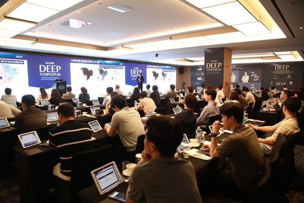 딥 심포지엄 행사에서 강연이 진행되고 있다. [사진=대웅제약·DNC]