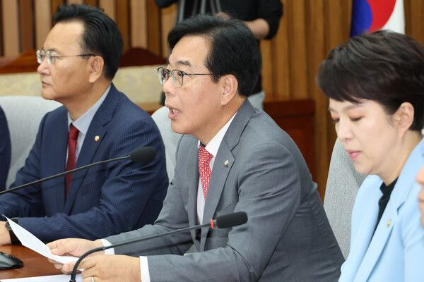 국민의힘&nbsp;송언석&nbsp;원내대표가 20일 서울 여의도 국회에서 열린 원내대책회의에서 발언하고 있다. 왼쪽부터 유상범 원내운영수석부대표, 송 원내대표, 김은혜 원내정책수석부대표. [사진=연합뉴스]