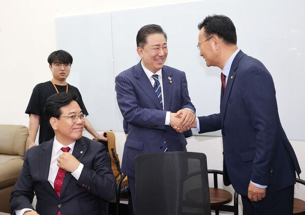 더불어민주당 김병기 당대표 직무대행 겸 원내대표가 18일 추경안 관련 논의를 위해 국회 민주당 원내대표실을 찾은 국민의힘 송언석 원내대표와 유상범 의원을 맞이하고 있다. [사진=연합뉴스]