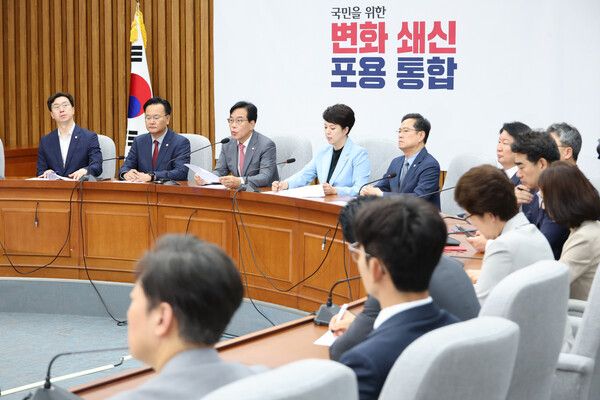 국민의힘&nbsp;송언석&nbsp;원내대표가 20일 서울 여의도 국회에서 열린 원내대책회의에서 발언하고 있다. [사진=연합뉴스]