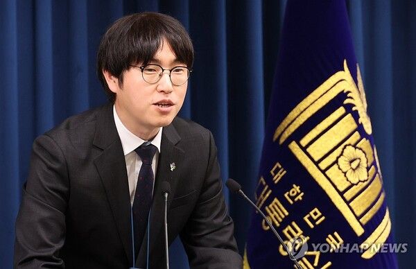 브리핑 하는 하정우 수석 [사진=연합뉴스]