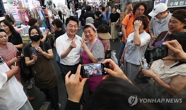 18일 '보수의 심장' 대구 서문시장 찾은 안철수 의원. '계엄반대, 탄핵찬성'을 '나홀로' 꿋꿋이 내세웠던 안 의원은&nbsp; '친윤 카드'로 국민의힘 차기 당권주자로 떠오르고 있다. [사진=연합뉴스]