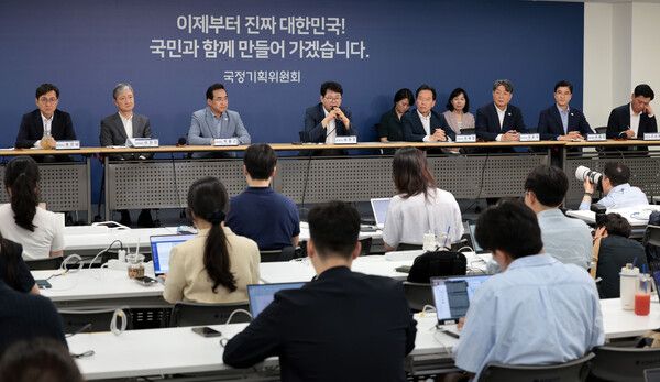 이한주&nbsp;국정기획위원회 위원장과 분과장들이 22일 서울 종로구&nbsp;국정기획위원회에서 열린 기자간담회에서 취재진 질문에 답하고 있다. [사진=연합뉴스]