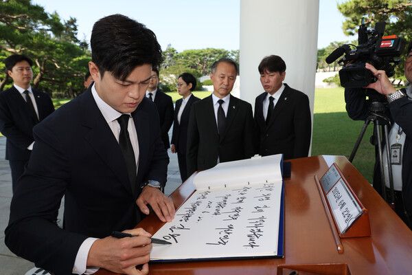 민의힘 김용태 비상대책위원장이 22일 국립서울현충원 현충탑을 참배한 뒤 방명록을 작성하고 있다. [사진=연합뉴스]
