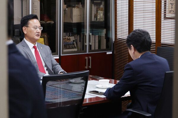 더불어민주당 문진석·국민의힘 유상범(왼쪽) 원내운영수석부대표가 23일 서울 여의도 국회 의원회관에서 원구성 등과 관련해 회동하고 있다. [사진=연합뉴스]