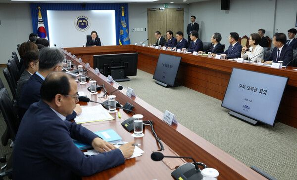이재명&nbsp;대통령이 23일 용산 대통령실에서 제1차 수석보좌관회의를 주재하고 있다. [사진=연합뉴스]