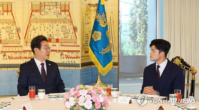 이재명 대통령이 22일 서울 한남동 관저에서 열린 여야 지도부와의 오찬에서 국민의힘 김용태 비상대책위원장과 대화하고 있다. 2025.6.22 [사진=연합뉴스]