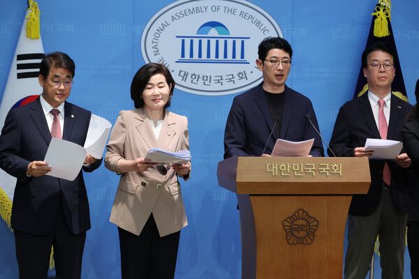 국무총리 인사청문특위 위원인 국민의힘 배준영(왼쪽부터)·김희정·주진우·곽규택 의원이 18일 국회 소통관에서 김민석 후보자의 재산 의혹과 관련, 자금 출처를 밝힌 자료 제출을 요구하고 있다. [사진=연합뉴스]
