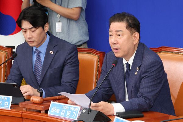 더불어민주당 김병기 당대표 직무대행 겸 원내대표가 23일 서울 여의도 국회에서 열린 최고위원회의에서 발언하고 있다. [사진=연합뉴스]