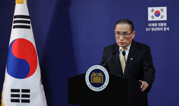 위성락&nbsp;대통령실 국가안보실장이 16일(현지시간) 캐나다 앨버타주 캘거리의 한 호텔의 한국 프레스센터에서 이재명 대통령의 주요 7개국(G7) 정상회의 관련 브리핑을 하고 있다. [사진=연합뉴스]