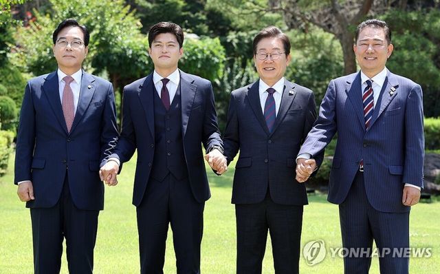 이재명 대통령이 22일 한남동 관저에서 여야 지도부와 오찬에 앞서 기념촬영을 하고 있다. 왼쪽부터 국민의힘 송언석 원내대표, 김용태 비상대책위원장, 이 대통령, 더불어민주당 김병기 당대표 직무대행 겸 원내대표. [사진=연합뉴스]